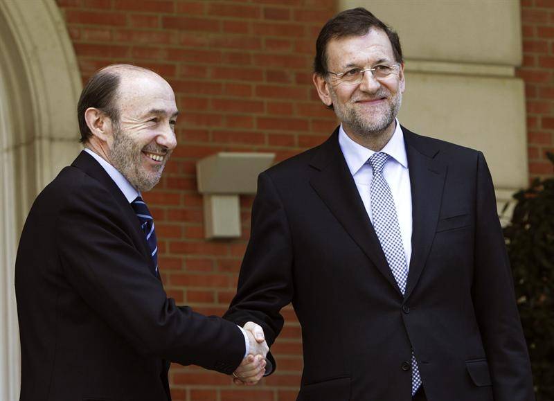 Rajoy y Rubalcaba en su primera reunión en Moncloa en febrero de 2012