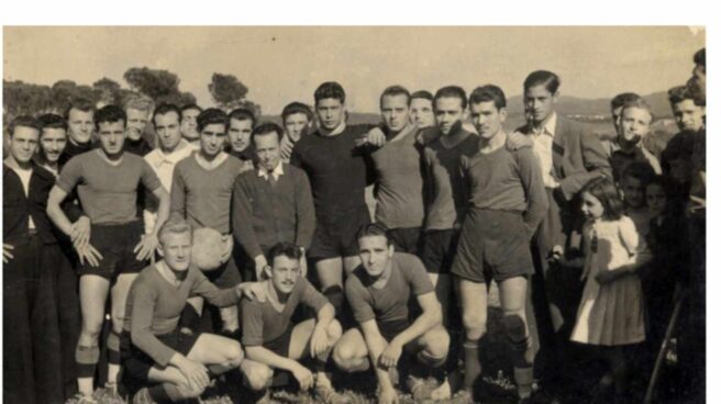 Equipo de fútbol de los marineros italianos en el Campo de la Granja. Equipo de fútbol de los marineros italianos en el Campo de la Granja.