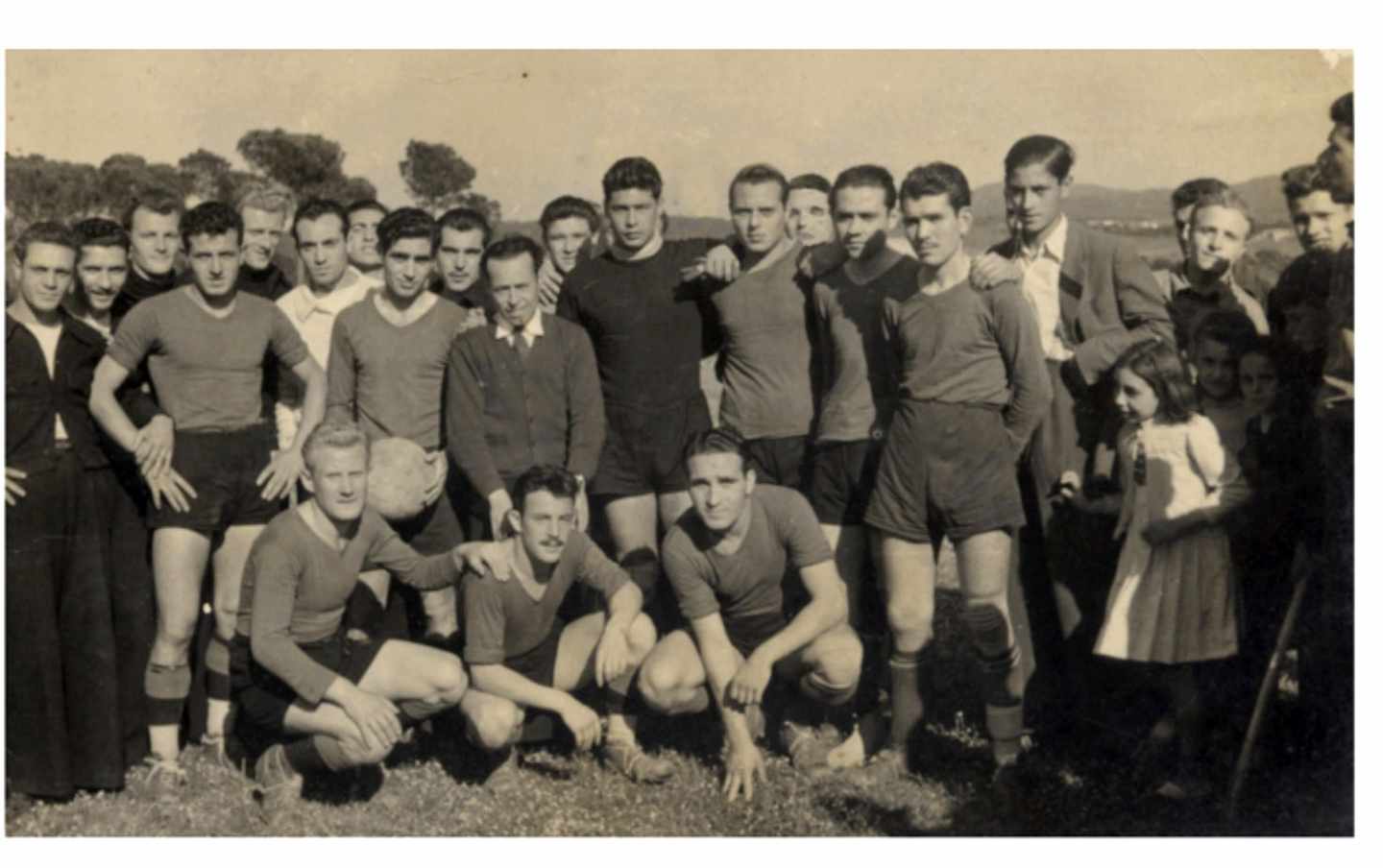 Equipo de fútbol de los marineros italianos en el Campo de la Granja.