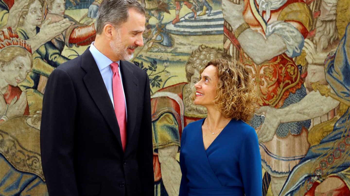 El Rey Felipe junto a Meritxell Batet.