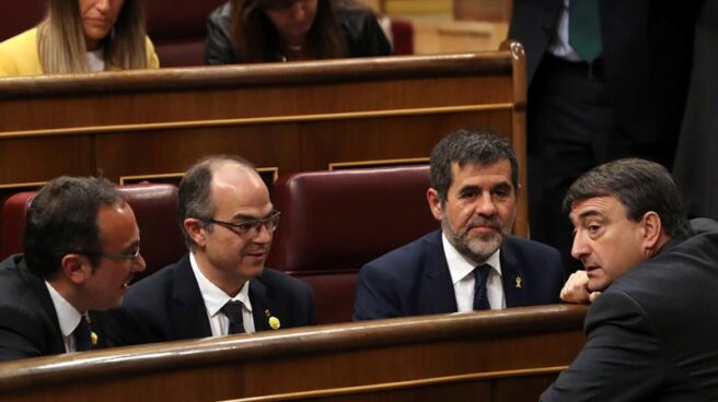La ‘nómina’ de los diputados presos: tienen derecho a cobrar al menos 4.238 € cada uno Josep Rull, Jordi Turull y Jordi Sànchez hablan este martes con el diputado del PNV Aitor Esteban en el Congreso.