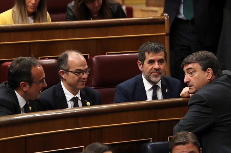 Josep Rull, Jordi Turull y Jordi Sànchez hablan este martes con el diputado del PNV Aitor Esteban en el Congreso.