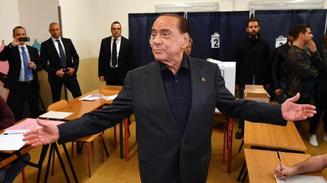 silvio_berlusconi_parlamento_europeo Silvio Berlusconi, tras votar en las elecciones europeas.