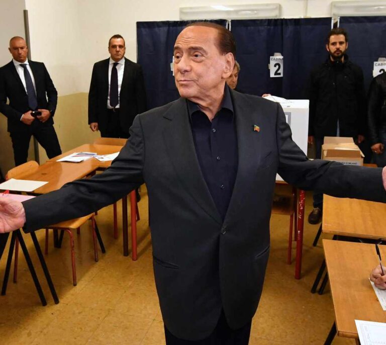 Berlusconi entra en el Parlamento Europeo; la familia de Mussolini se queda fuera