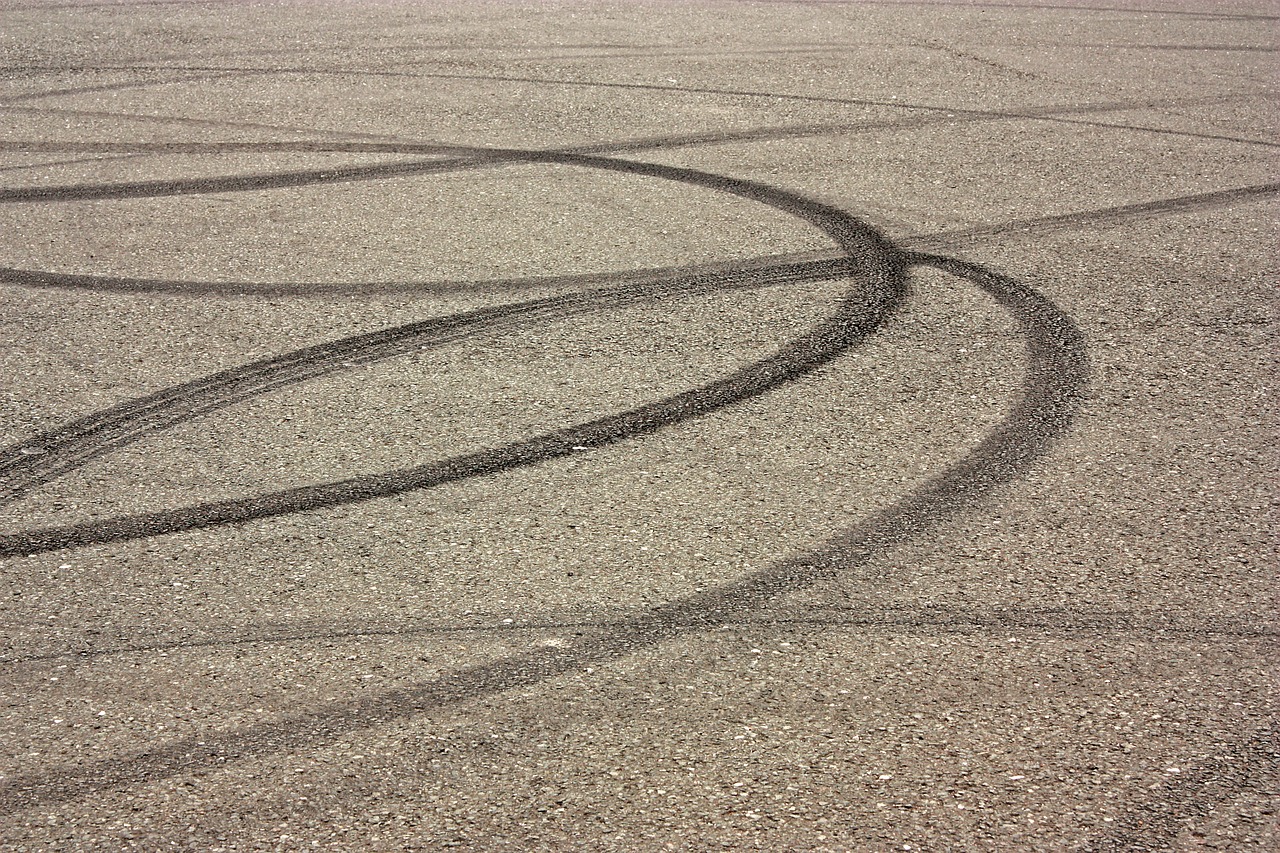 Marcas de freno en una carretera.