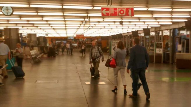 Susana Díaz y Juan Cornejo, en la estación de Atocha este lunes.