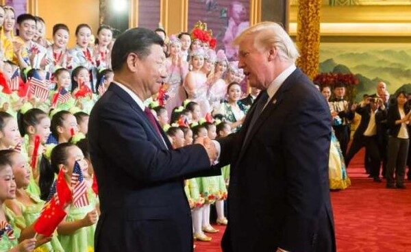 El presidente de China, Xi Jinping, saluda al presidente de Estados Unidos, Donald Trump.
