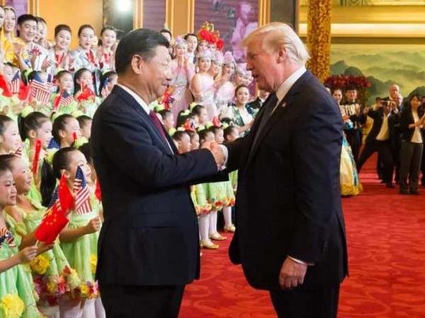 El presidente de China, Xi Jinping, saluda al presidente de Estados Unidos, Donald Trump.