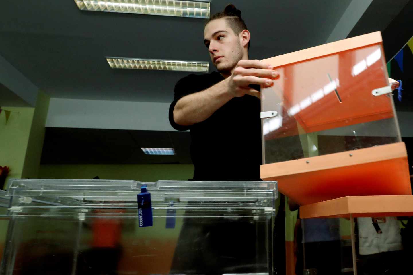 Preparativos electorales en un colegio.