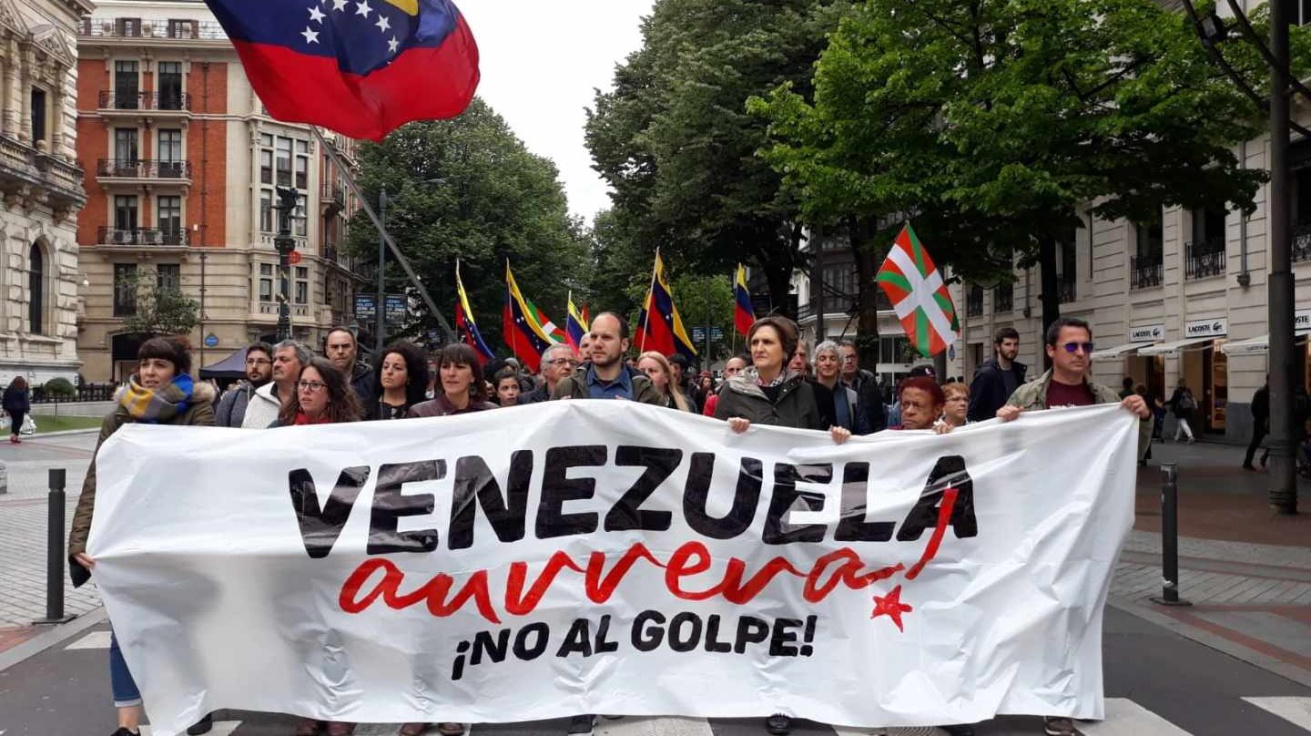 Manifestantes pro-Maduro marchan por el centro de Bilbao.