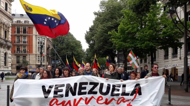 Manifestantes pro-Maduro marchan por el centro de Bilbao.