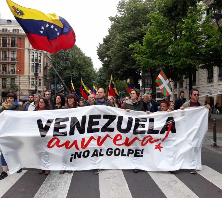 Podemos, Bildu y Comisiones Obreras lideran una marcha pro-Maduro en el centro de Bilbao