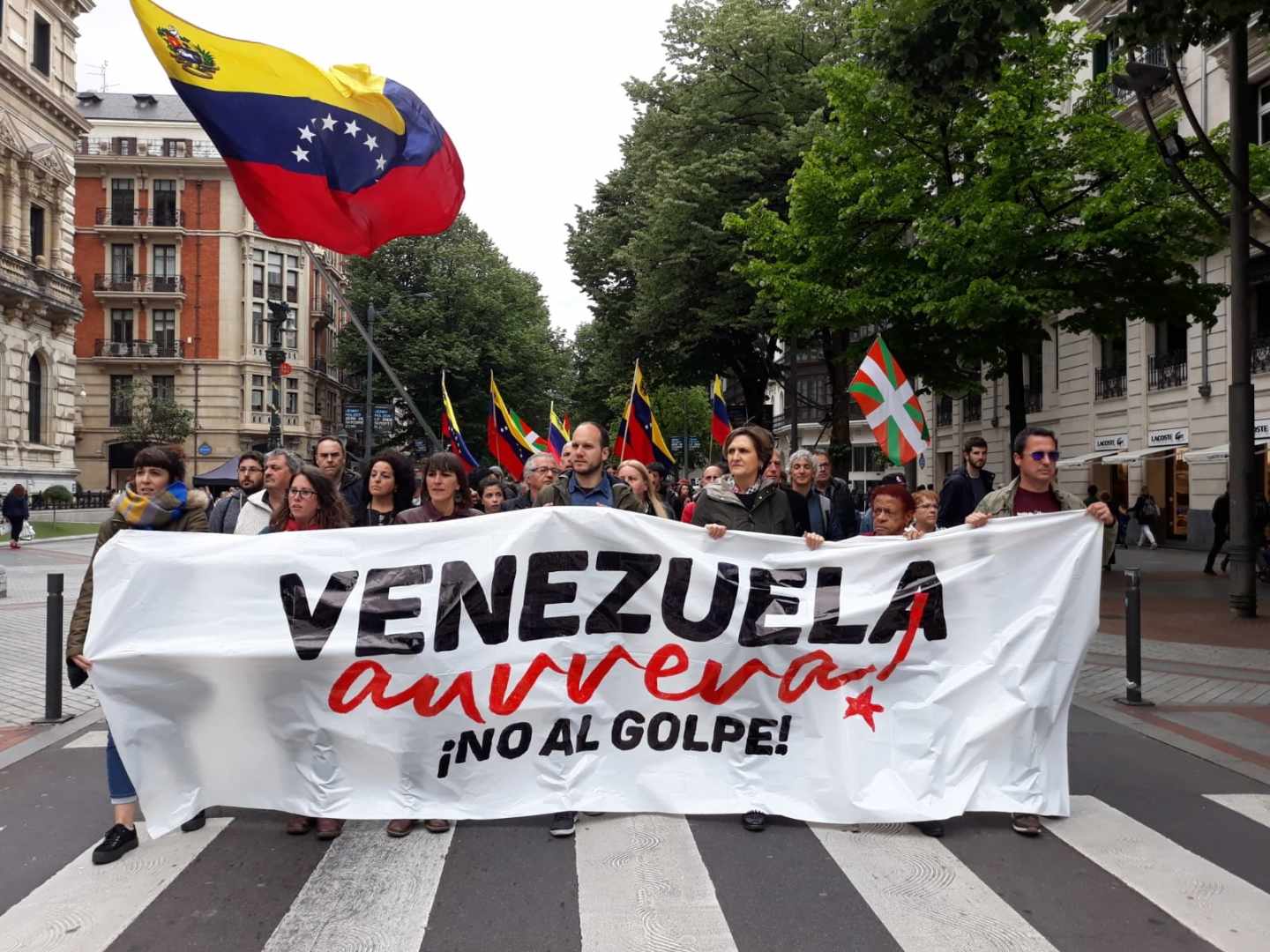 Manifestantes pro-Maduro marchan por el centro de Bilbao.