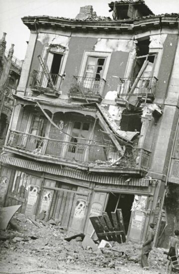Daños producidos en un edificio de la plaza Seis de Agosto por los bombardeos de la aviación franquista. Gijón, 14 de octubre de 1937. Constantino Suárez. Museo del Pueblo de Asturias