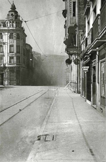 Vista del impacto de una bomba en la calle Pelayo, tomada desde la puerta del establecimiento del fotógrafo. Oviedo, 1936. Florentino López «Floro». Museo del Pueblo de Asturias