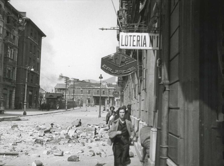 Civiles huyendo por la calle Uría durante un bombardeo del ejército republicano a la Estación de Ferrocarril del Norte. Oviedo, 1936. Florentino López, «Floro». Museo del Pueblo de