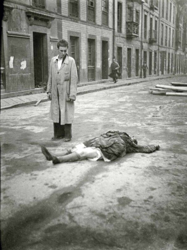 Ante el cadáver de una mujer en la calle San Bernabé. Oviedo, 1936. Florentino López, «Floro». Museo del Pueblo de Asturias