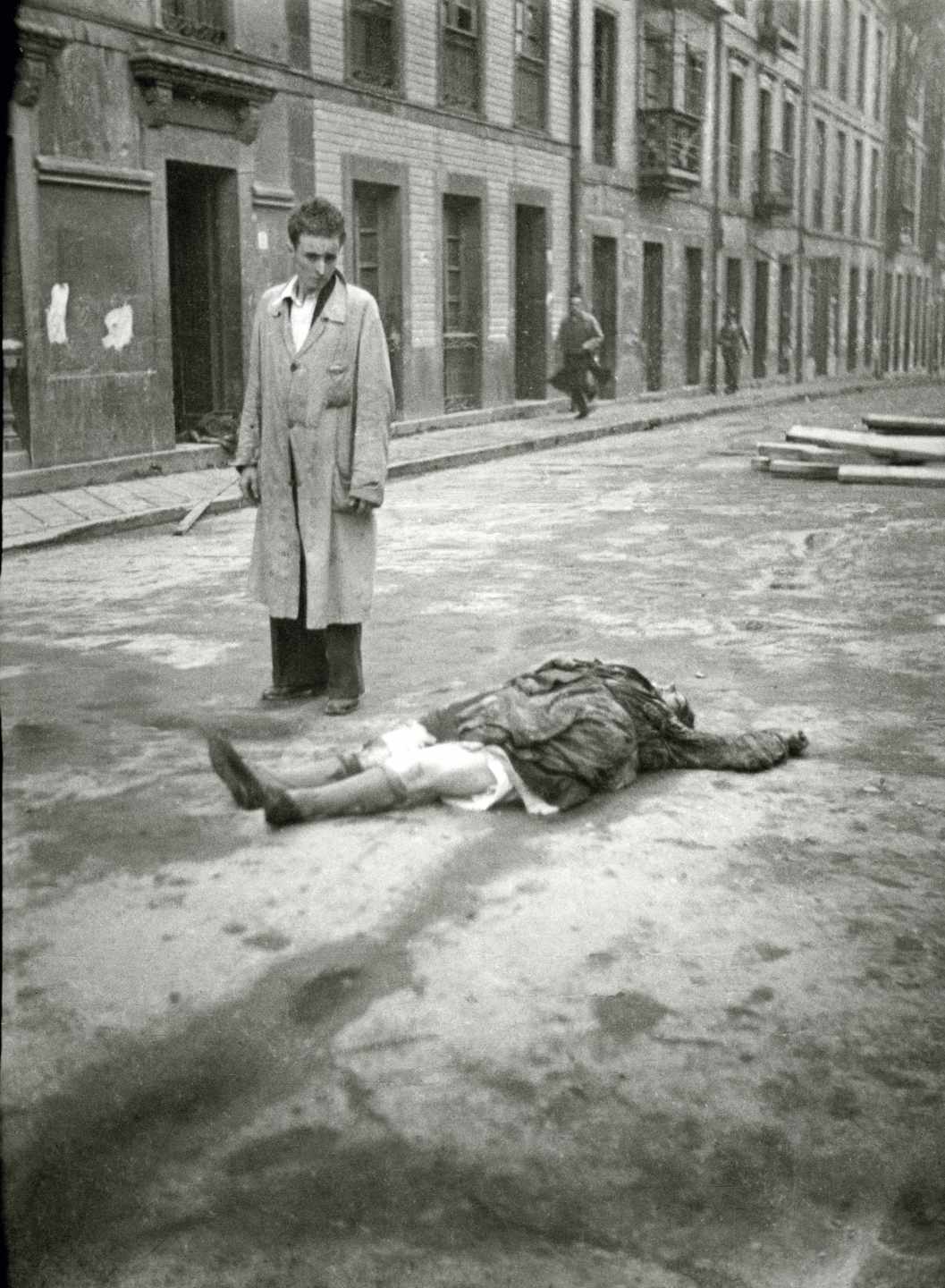 Ante el cadáver de una mujer en la calle San Bernabé. Oviedo, 1936. Florentino López, «Floro». Museo del Pueblo de Asturias