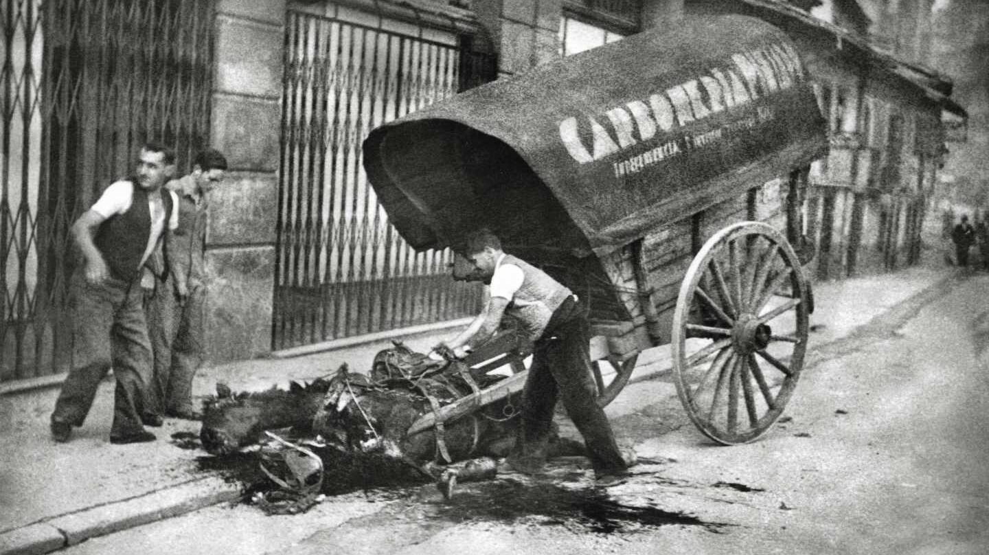 Cola de milicianos republicanos para recibir el rancho durante la ofensiva de Oviedo, 3 de marzo de 1937. Constantino Suárez. Museo del Pueblo de Asturias