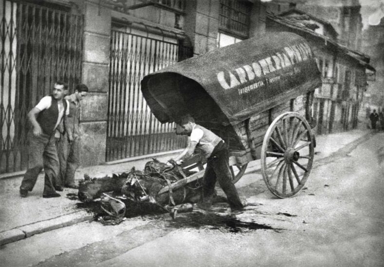 Cola de milicianos republicanos para recibir el rancho durante la ofensiva de Oviedo, 3 de marzo de 1937. Constantino Suárez. Museo del Pueblo de Asturias