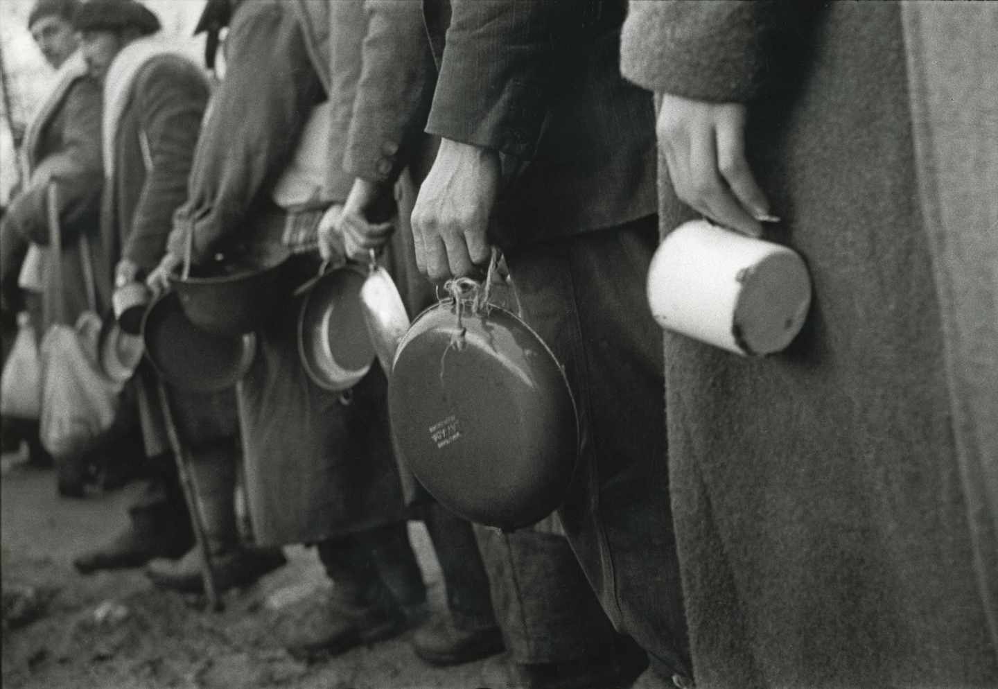 Cola de milicianos republicanos para recibir el rancho durante la ofensiva de Oviedo, 3 de marzo de 1937. Constantino Suárez. Museo del Pueblo de Asturias