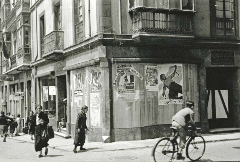 Carteles propagandísticos del Frente Popular en una calle de Gijón. 14 de junio de 1937. Constantino Suárez. Museo del Pueblo de Asturias