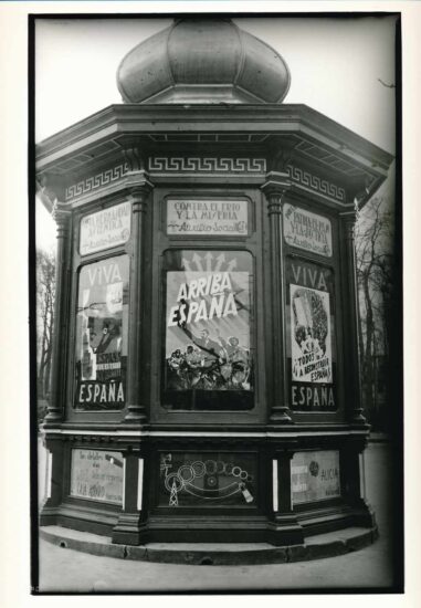 Quiosco de «Gene» (Generosa Ferrera) con carteles de propaganda franquista, en la plaza de la Escandalera. Oviedo, 1937. Florentino López, «Floro». Museo del Pueblo de Asturias FF045868.