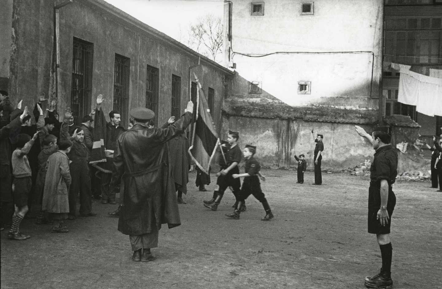 Miembros de las milicias de Falange Española se preparan para un desfile en Oviedo. 1937. Florentino López, «Floro». Museo del Pueblo de Asturias