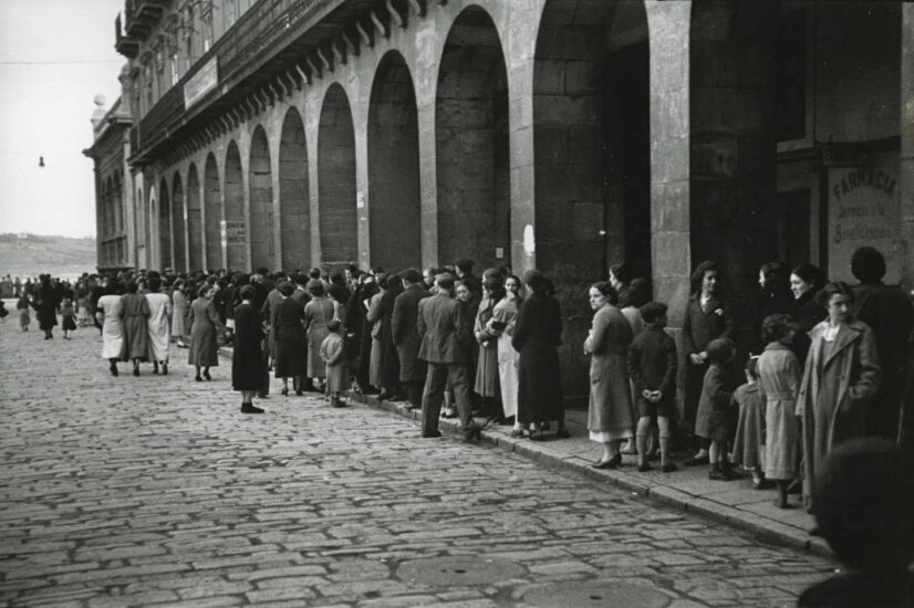Cola en la Plaza Mayor para obtener víveres en la Pescadería Municipal. Gijón, 14 de febrero de 1937. Constantino Suárez. Museo del Pueblo de Asturias.