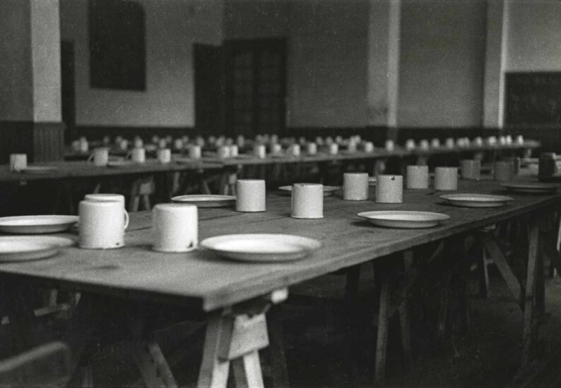 Comedor del Cuartel de Milicias Regimiento «Máximo Gorki». Gijón, 2 de febrero de 1937. Constantino Suárez. Museo del Pueblo de Asturias.