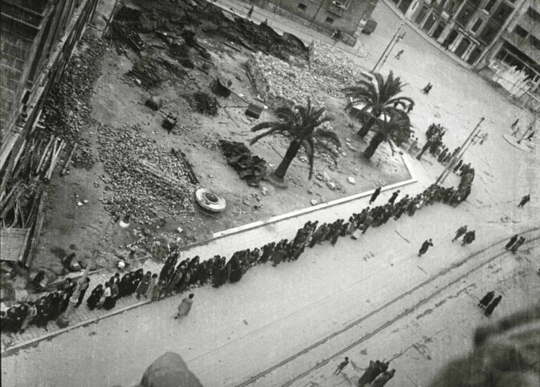 Cola a la espera de un convoy con suministros en la calle Argüelles. Oviedo, 1936. Florentino López, «Floro». Museo del Pueblo de Asturias.