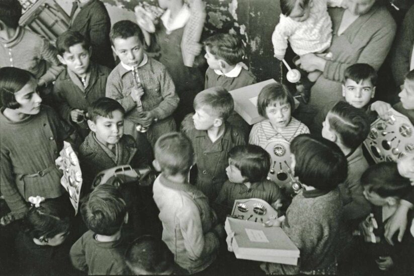 Reparto a los niños del Refugio Santo Ángel y del orfanato de la calle Ezcurdia de juguetes traídos de Francia por suscripción popular y distribuidos por el Socorro Rojo. Gijón, 12 de febrero de 1937. Constantino Suárez. Museo del Pueblo de Asturias