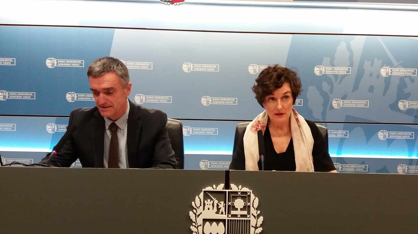 El secretario de Convivencia y Derechos Humanos del Gobierno vasco, Jonan Fernández, junto a la directora de EiTB, Maite Iturbe.