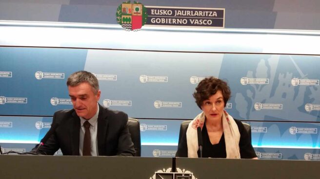 El secretario de Convivencia y Derechos Humanos del Gobierno vasco, Jonan Fernández, junto a la directora de EiTB, Maite Iturbe.