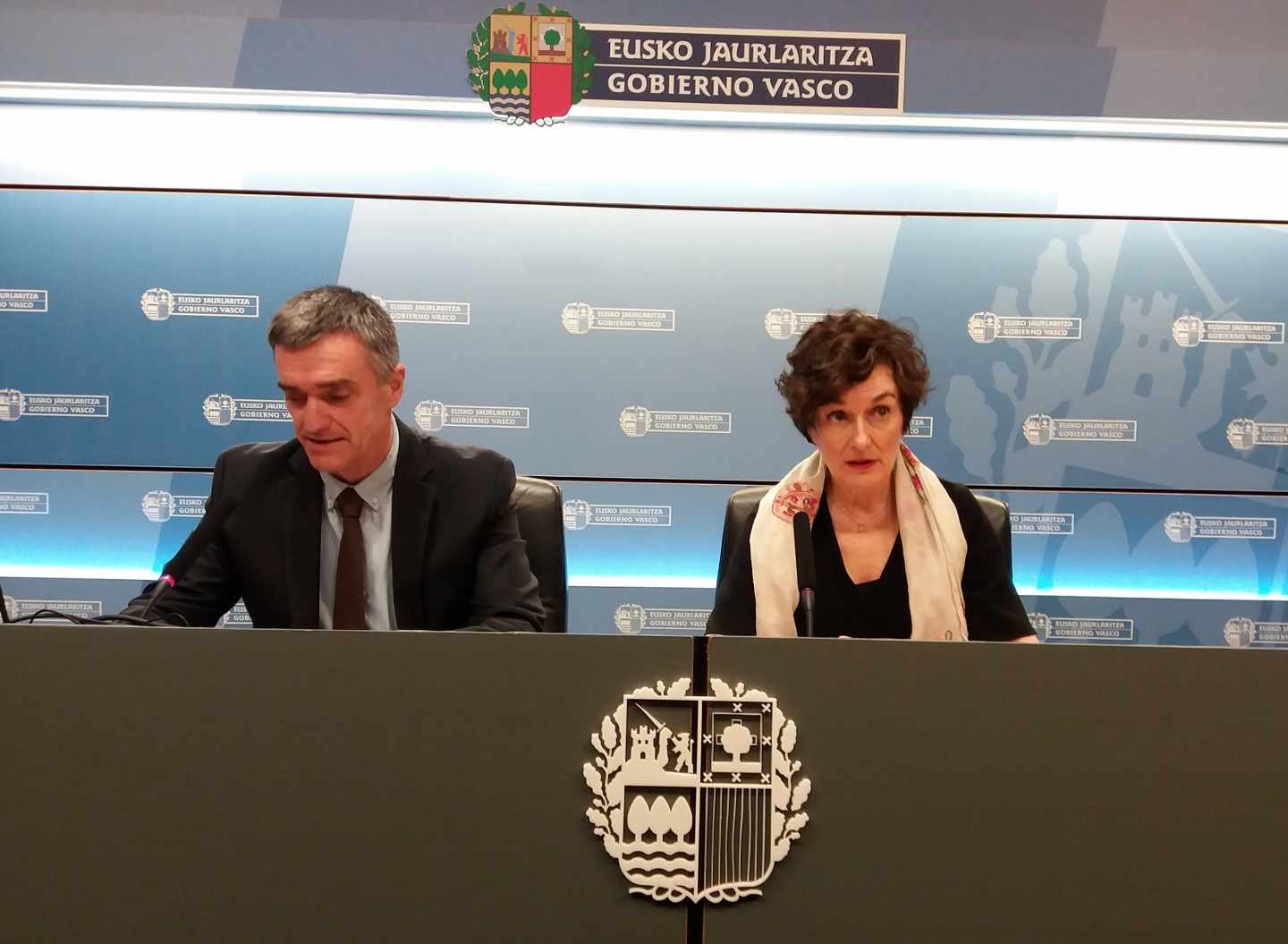 El secretario de Convivencia y Derechos Humanos del Gobierno vasco, Jonan Fernández, junto a la directora de EiTB, Maite Iturbe.