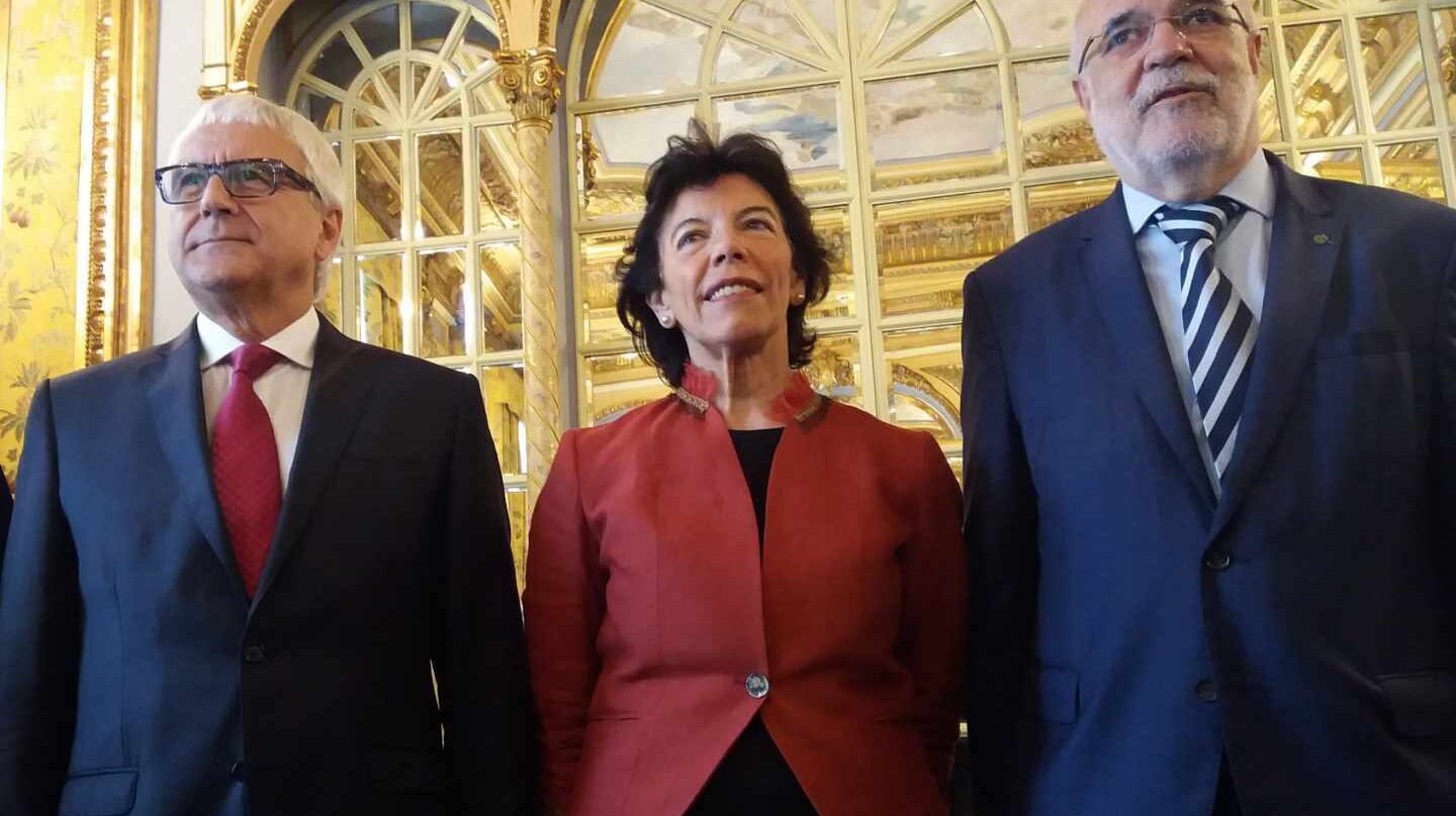 Celaá junto al delegado y subdelegado del Gobierno de España en Euskadi.