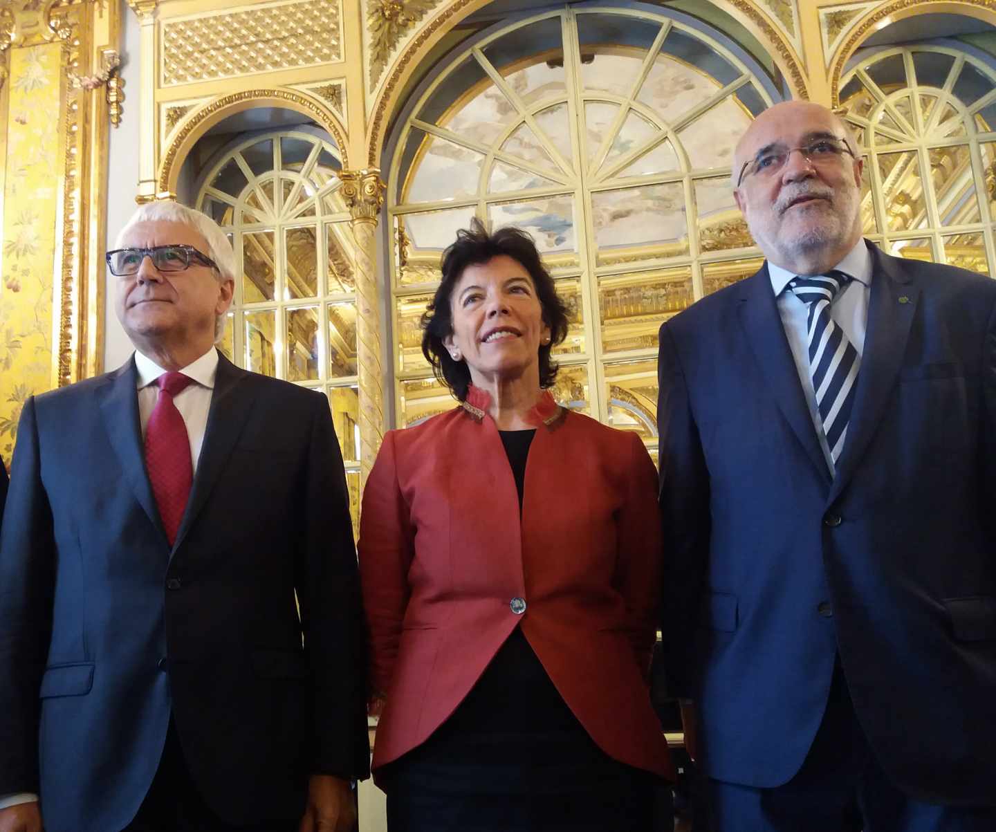 Celaá junto al delegado y subdelegado del Gobierno de España en Euskadi.