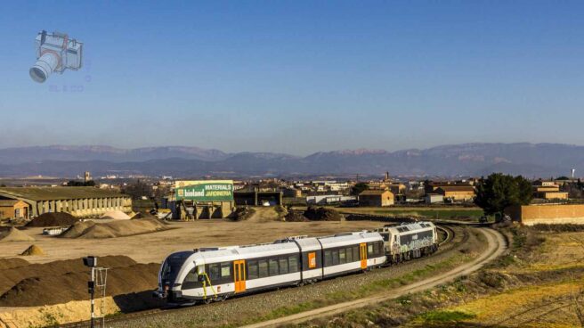 Un tren de FGC realiza pruebas en la línea Lleida-La Pobla cerca de Balaguer.