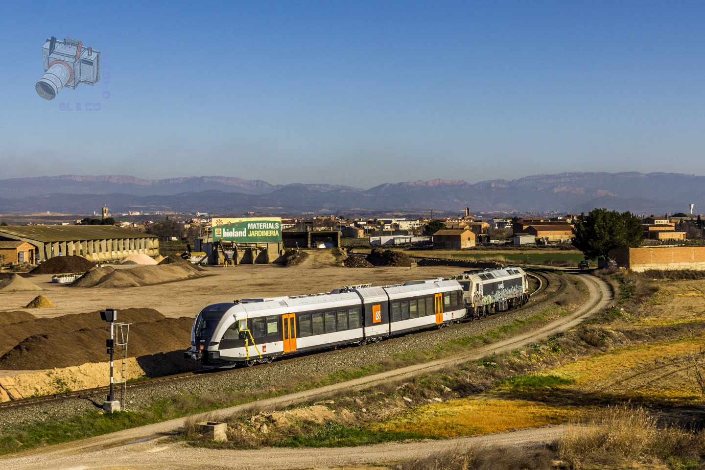 Un tren de FGC realiza pruebas en la línea Lleida-La Pobla cerca de Balaguer.