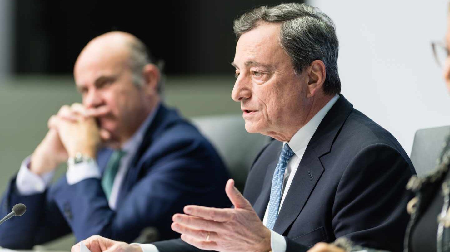 Draghi admite que el BCE debate un nuevo recorte de tipos ante la debilidad de Europa.