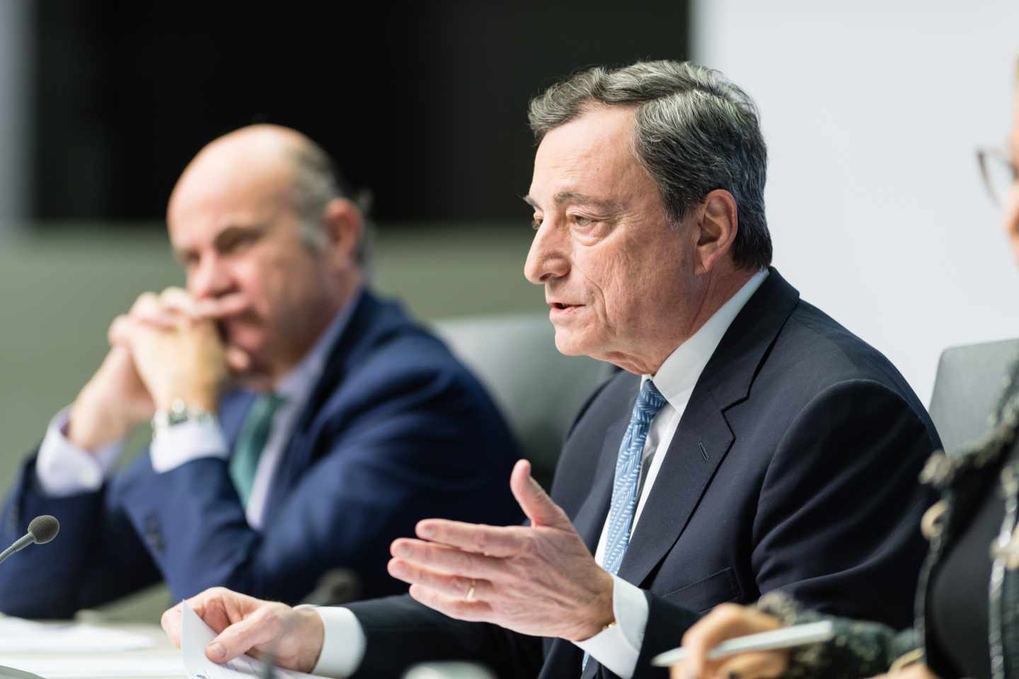 Draghi admite que el BCE debate un nuevo recorte de tipos ante la debilidad de Europa.