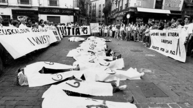 Concentración de Gesto por la Paz y contramanifestación de Gestoras Pro Amnistía. Concentración de Gesto por la Paz y contramanifestación de Gestoras Pro Amnistía.
