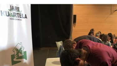 Oñati instala mesas de recogida de firmas para expulsar a la Guardia Civil del pueblo