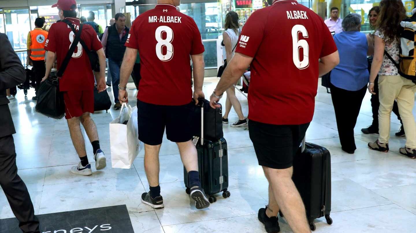 Aficionados del Liverpool, en el Aeropuerto Adolfo Suárez-Barajas.
