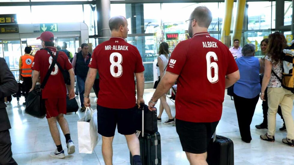 Aficionados del Liverpool, en el Aeropuerto Adolfo Suárez-Barajas.