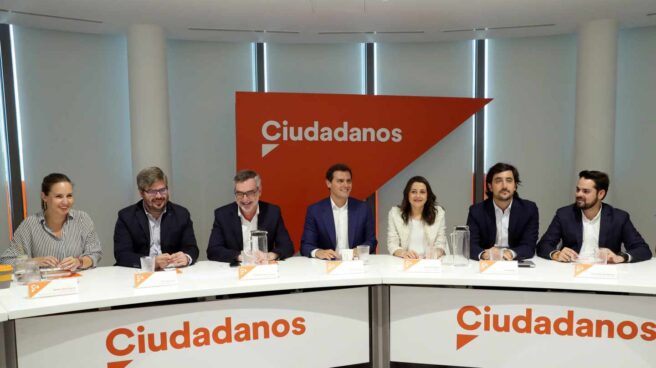 Albert Rivera, rodeado por su Comité Ejecutivo de Ciudadanos,