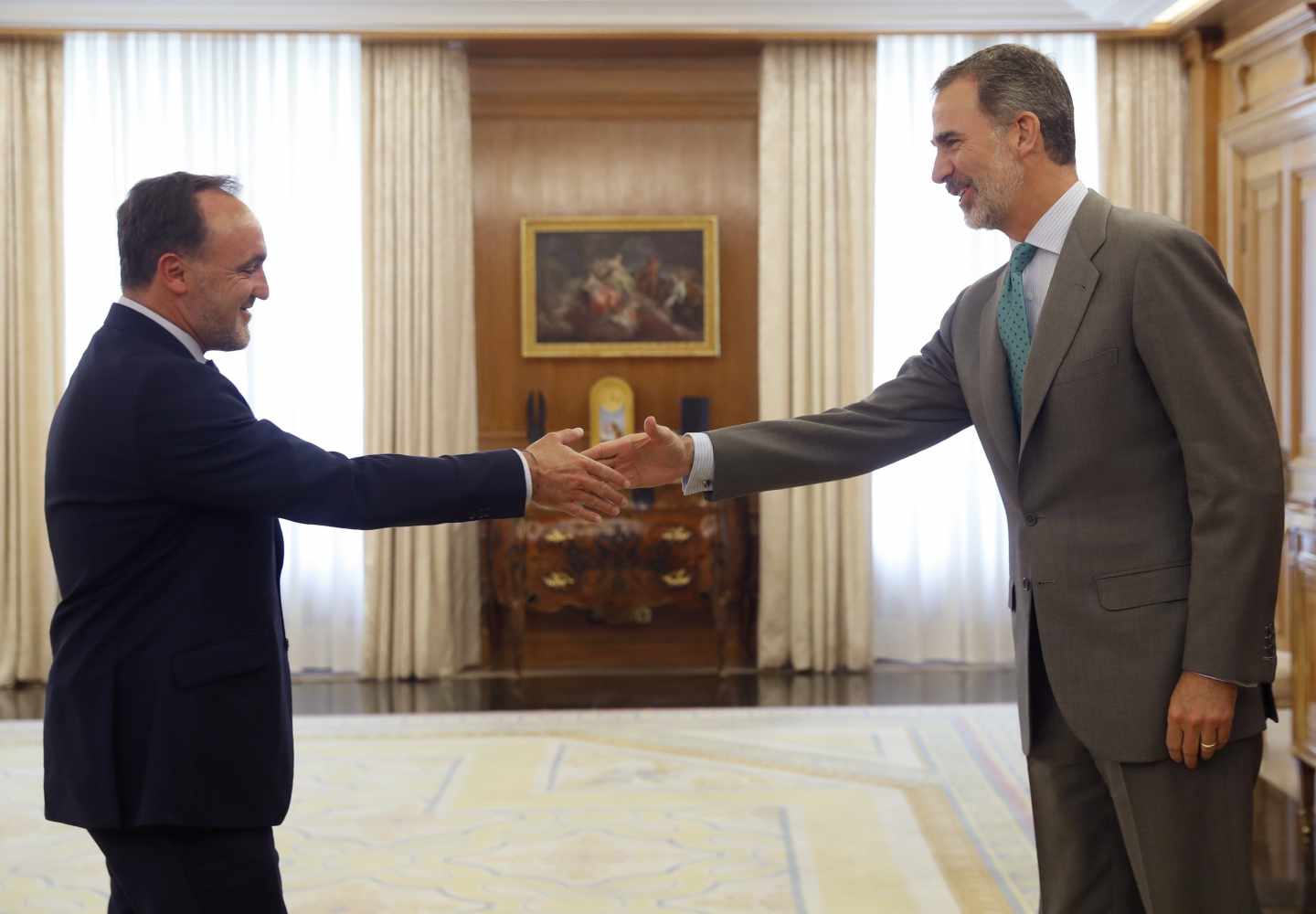 El rey Felipe VI saluda al presidente de Unión del Pueblo Navarro (UPN), José Javier Esparza.