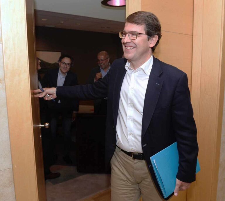 El PP cede a la limitación de mandatos en Castilla y León y pasa la pelota a Cs