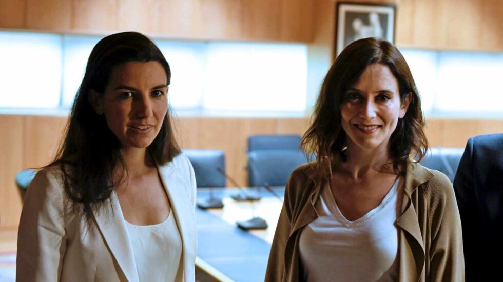 Rocío Monasterio e Isabel Díaz Ayuso, en la Asamblea de Madrid.