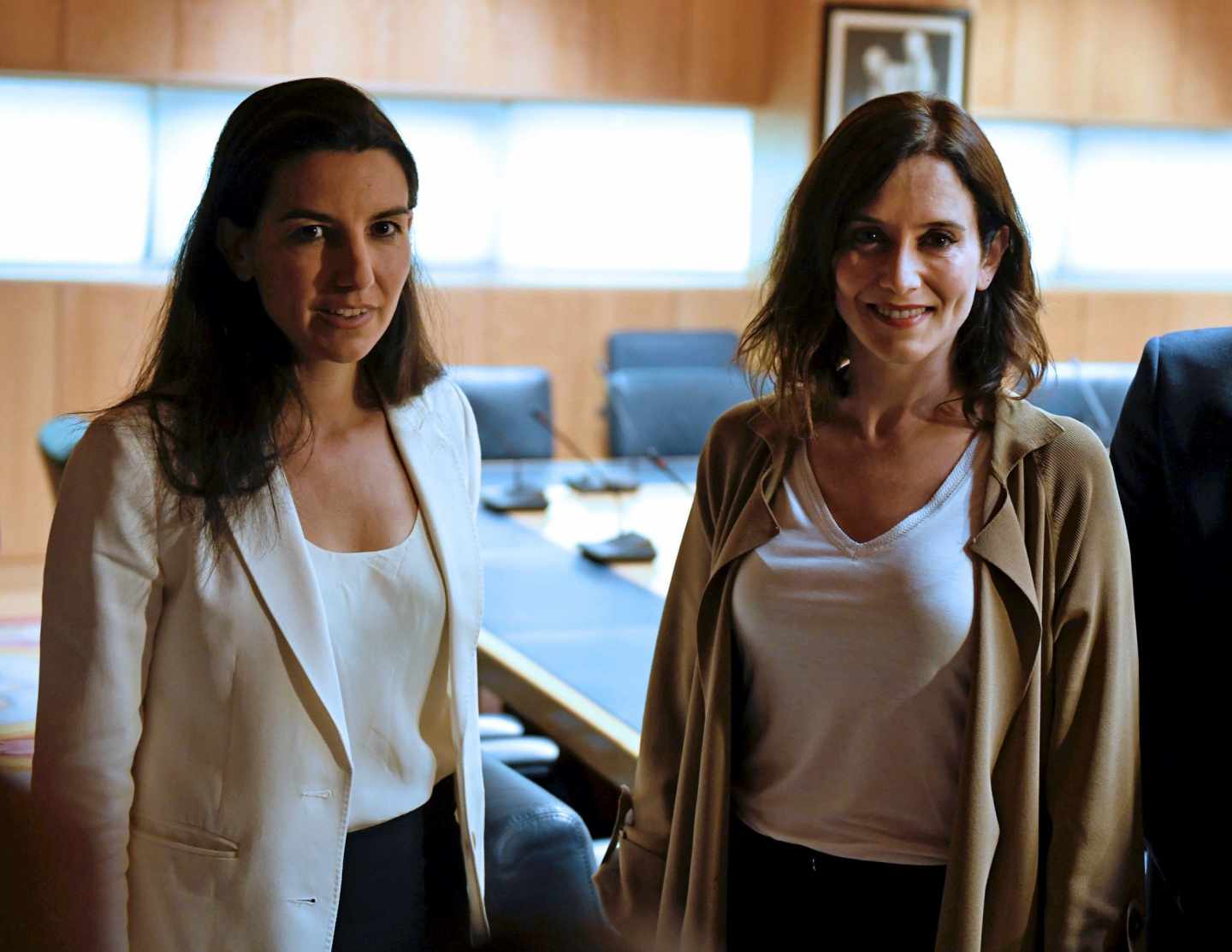 Rocío Monasterio e Isabel Díaz Ayuso, en la Asamblea de Madrid.